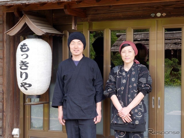 宿泊は築15 0年ほどの歴史を持つ古民家を改装して民宿とした「もっきりや」。地元食材をふんだんに使った田舎御膳を囲炉裏端で食し、五右衛門風呂にも入れる貴重な体験ができる。写真の主人と女将が毎日1組だけの贅沢なホスピタリティをしてくれる