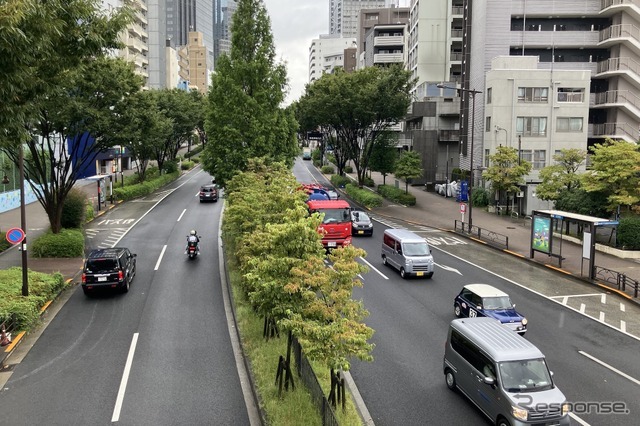 一般道路で、中央分離帯や車両通行帯がある例：法定速度60km/h
