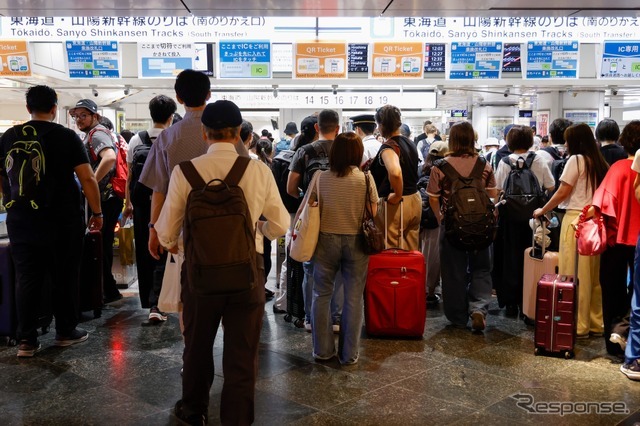 混雑する東京駅の新幹線のりば