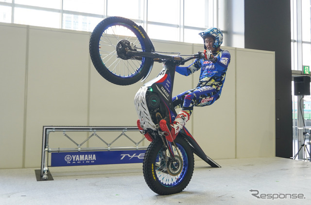 電動トライアルバイクによるデモンストレーションを披露したヤマハライダーの氏川政哉選手