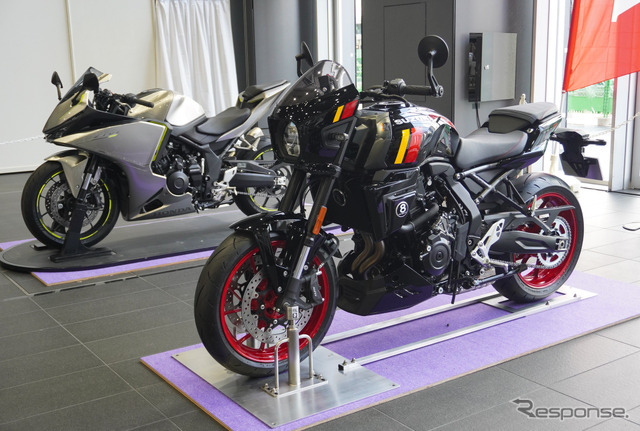 スズキ GSX-8TTとホンダ CBR400R FOUR