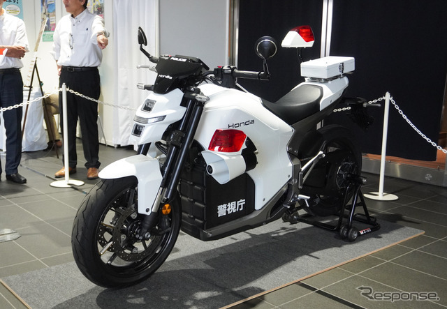 警視庁が展示した白バイ仕様のホンダ WN7