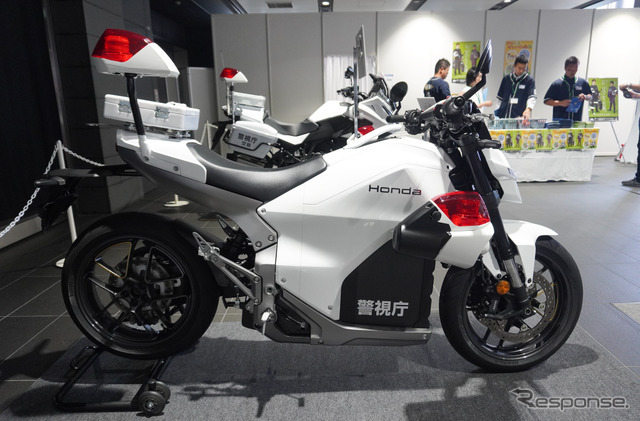 警視庁が展示した白バイ仕様のホンダ WN7