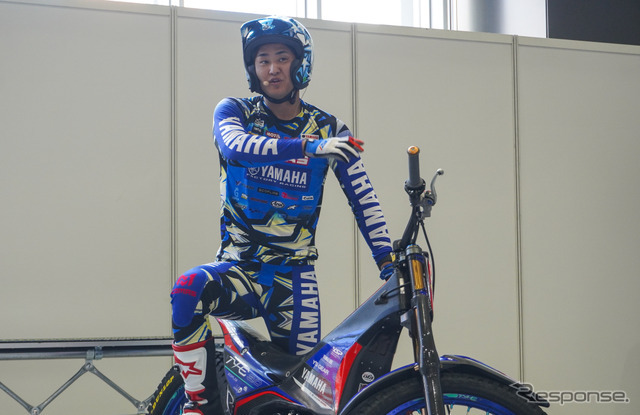 電動トライアルバイクによるデモンストレーションを披露したヤマハライダーの氏川政哉選手