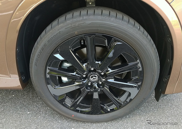 235/50R20のタイヤサイズは全グレード共通。写真はマイルドハイブリッドのトーヨー「プロクセススポーツ」