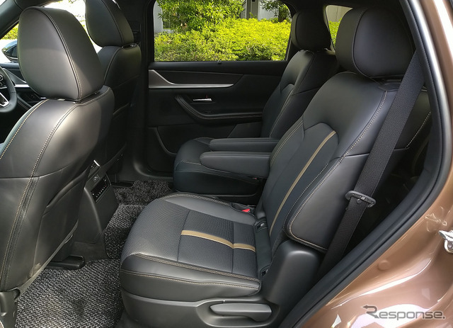 6人乗り仕様は2列目がキャプテンシート。が、この車幅をもってしてもウォークスルーと両立させようとするとシート幅は小さくなる