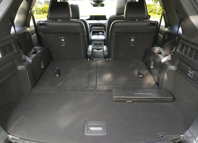 2列シート車として使う場合、荷室は容量、奥行きとも申し分ない広さに。大型ステーションワゴンとして使うのが吉