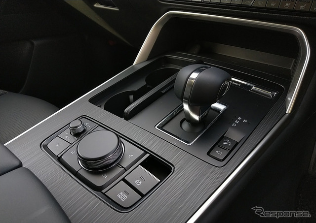 センターコンソールは分厚く、運転席と助手席をきっちりセパレート。大型SUVらしさを感じさせる部分だ