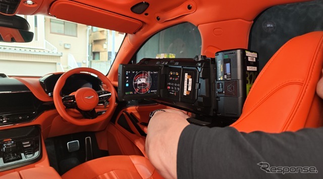 車内という限られた空間でも専用機材を用いて撮影。インテリアの色彩、素材感、空間の奥行きをイマーシブ映像として収録