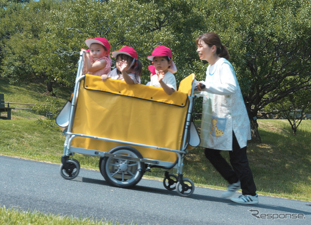 複数の子供が乗っていているカートを、坂道でも楽に操作できる「電動アシストお散歩カー」