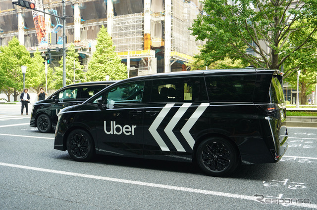 東京・丸の内を走る「Uberプレミアム」車両の新型日産『エルグランド』
