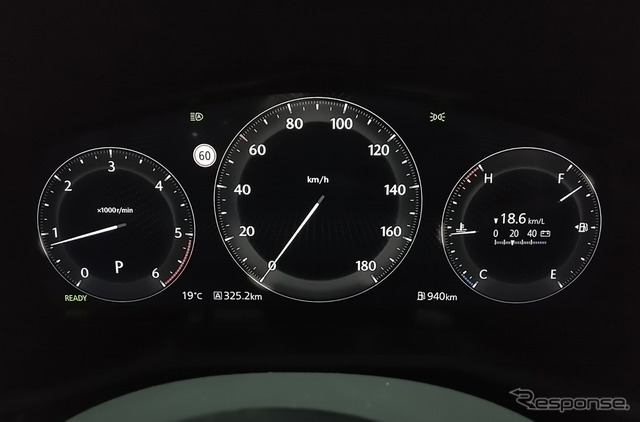 CX-80 XD-HYBRIDのインパネ。ハイブリッドであることを誇示するような演出はなく、きわめてオーソドックス