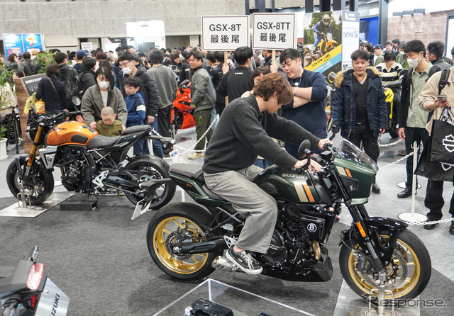 写真は大阪モーターサイクルショー2026のスズキブース