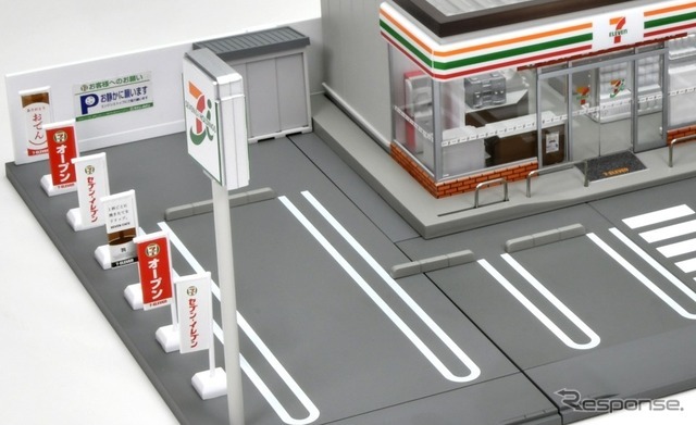特徴的な看板やのぼり、駐車場の倉庫や表示看板なども再現　(C) TOMY