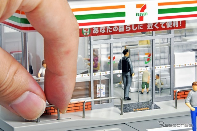 逆U字型のポールを動かしてドアを開閉　(C) TOMY