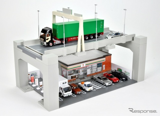 別売りの「トミカリミテッド ヴィンテージ」、「トミカラマ　ヴィンテージ」、「ジオコレ64＃カースナップ」との組み合わせ例　(C) TOMY
