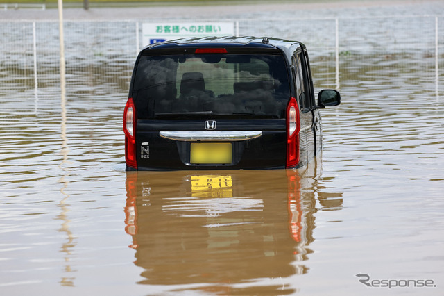 豪雨で冠水した車両（8月14日、千葉県大網白里市）