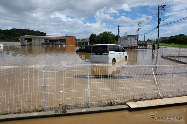 豪雨で冠水した車両（8月14日、千葉県大網白里市）