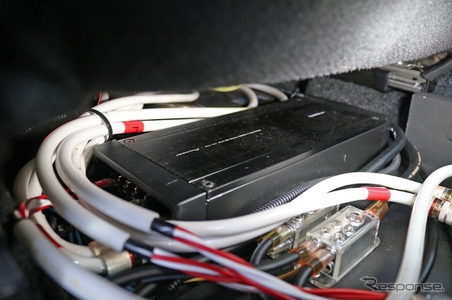 助手席のシート下中ほどにはサブウーファー用のパワーアンプであるカロッツェリアPRS-D700をインストールする。
