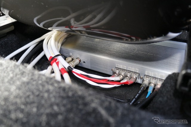 運転席側にはミッドバスをドライブするクワトロリゴのヘリテイジTWOが収められている。