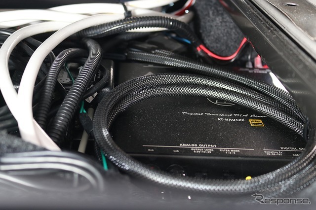 シート下にはオーディオテクニカのDACであるAT-HRD500も収められている。こちらも空いたスペースをうまく活用した取り付け。