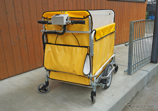 ヤマハモーターエンジニアリングと五十畑工業が共同開発した「避難車兼用電動アシストお散歩カー“てくてくスワニー”」