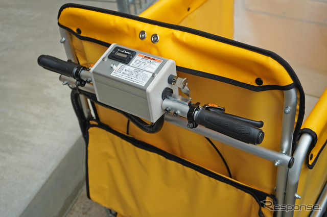 ヤマハモーターエンジニアリングと五十畑工業が共同開発した「避難車兼用電動アシストお散歩カー“てくてくスワニー”」