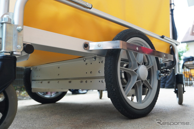 ヤマハモーターエンジニアリングと五十畑工業が共同開発した「避難車兼用電動アシストお散歩カー“てくてくスワニー”」