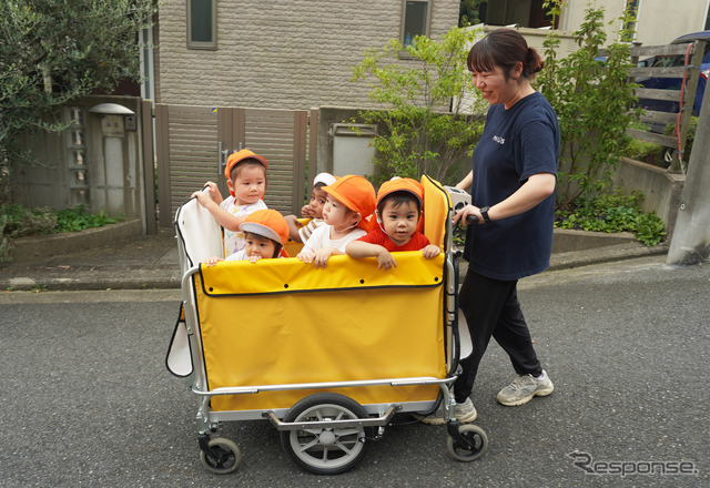 ヤマハモーターエンジニアリングと五十畑工業が共同開発した「避難車兼用電動アシストお散歩カー“てくてくスワニー”」