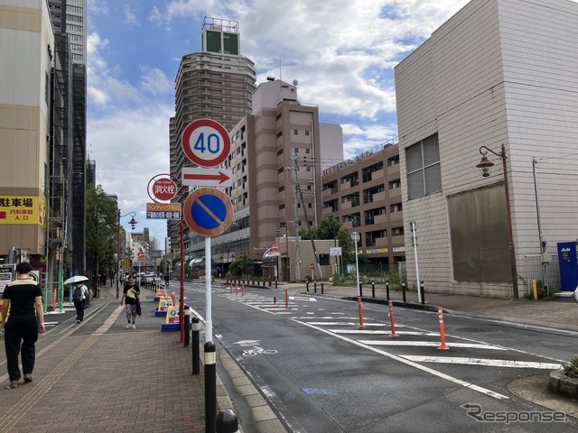 標識に従う