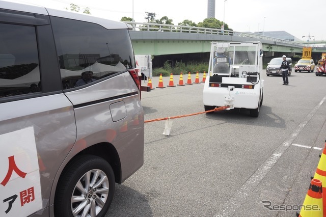 車両牽引。トラクターは4トントラックていどまで牽引可能だ（2026年地震防災訓練）