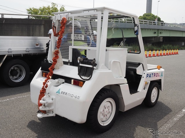 トーイングトラクター。空港で貨物コンテナをけん引する車と同じ（2026年地震防災訓練）