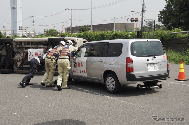 必ず一輪にはゴージャッキを装着しないでおく。逸走しないため。ゴージャッキのない車輪を中心に車両を回転させる（2026年地震防災訓練）