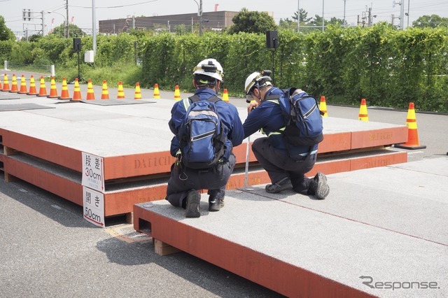 路面段差と目開きの測定。段差30cm、目開き50cm（2026年地震防災訓練）