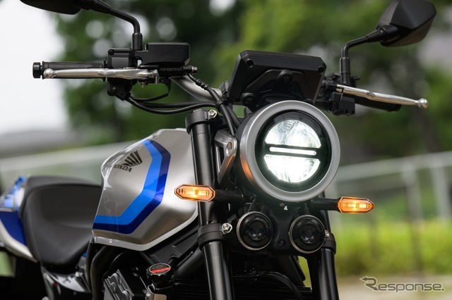 ホンダ CB400 SUPER FOUR E-Clutch（ウルフシルバーメタリック）