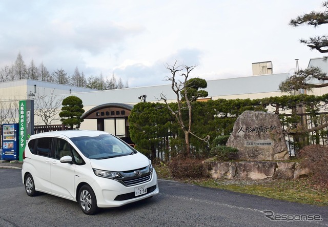 人形峠にて。周辺にはウラン採掘の残土が放置されている場所が複数あり、公には認められていないが結構な高線量を発する区域もあるという。