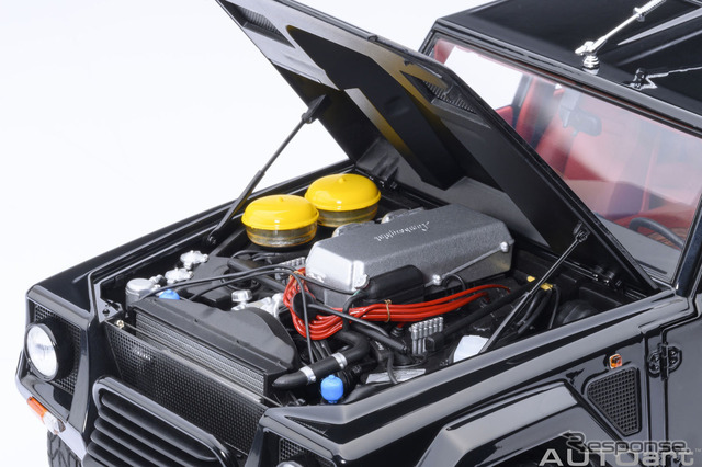 「カウンタック LP5000 QV」の5.2リッターV12エンジンをフロントに縦置き搭載。補器類や細かな配線まで精密に再現。