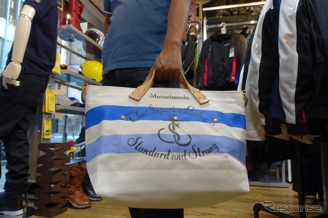 社長に持っていただいたこのバッグは岡山で作られた帆布のバッグ。モトーリモーダ10周年の記念商品だ。
