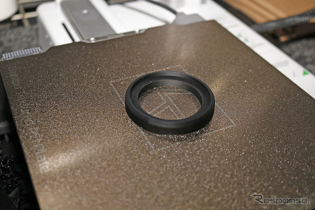 3Dプリンターを使って実際にパーツを作ってみた。こちらのツイーターリング程度であれば15分ほどで完成する。