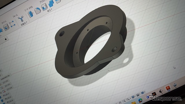 ダッシュ上部のツイーター取り付けスペースに角度をつけたツイーターパネルを設置するのも3Dプリンターならではの成型となる