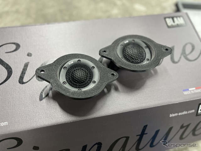 ダッシュ上部のツイーター取り付けスペースに角度をつけたツイーターパネルを設置するのも3Dプリンターならではの成型となる
