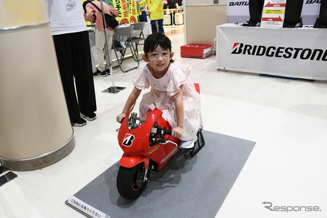 ミニバイクが展示され、子供が乗って記念撮影が可能。人気のコーナーでした