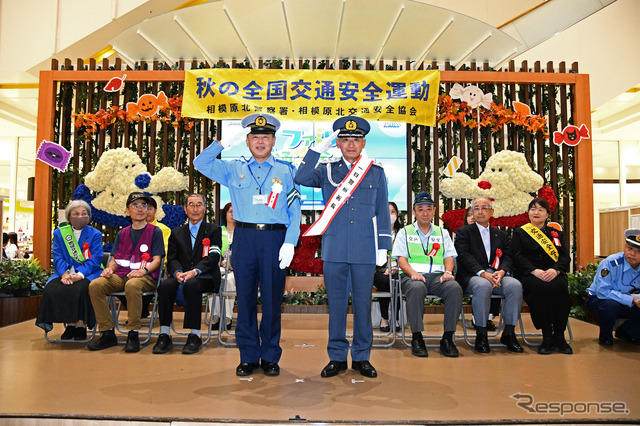 片山右京氏（右）と相高橋喜巳雄 模原北警察署の（左）