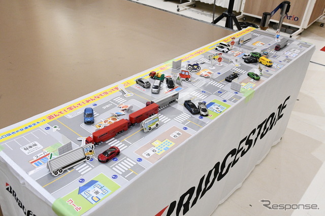 「ファミリー交通安全教室」では、交通安全キット（写真のシートの部分）が配られた