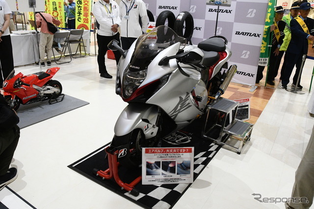 相模原北警察署が展示したスズキのスーパーバイク「隼（ハヤブサ）」