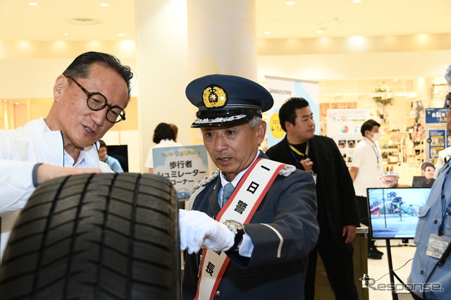 最新スタッドレスタイヤについての説明を受ける片山右京氏。タイヤの性能向上について驚きの様子だった