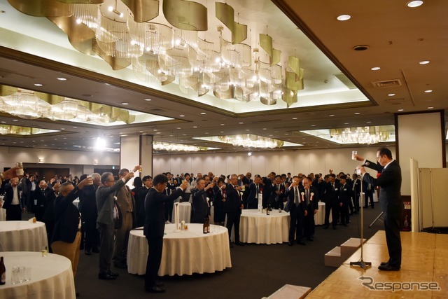 国土交通省北海道運輸局長石塚智之氏による乾杯の発声で和やかな懇親会がスタートした