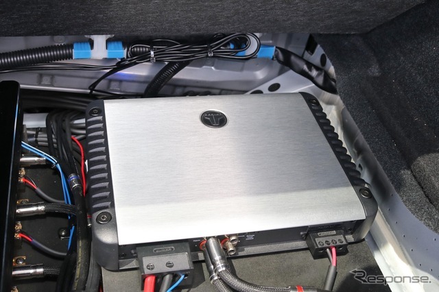サブウーファー用のパワーアンプとして用意したのがJLオーディオのHD750/1。同じくJLオーディオのサブウーファーを駆動する。