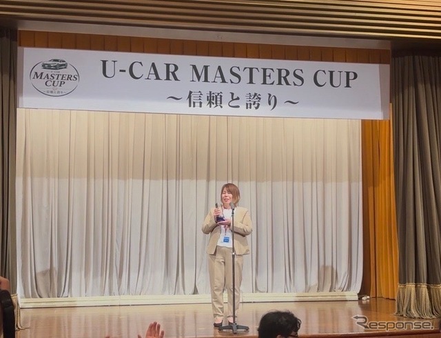 買取部門1位を受賞したユーポス香里ヶ丘店・我妻由加吏店長