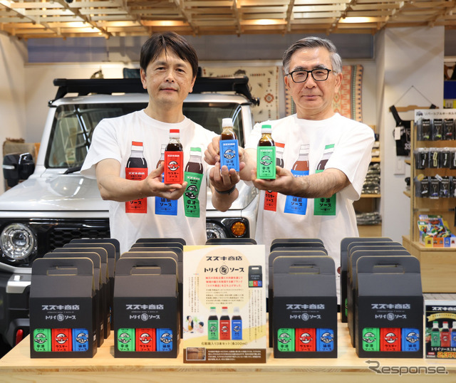「スズキオリジナルデザイン トリイソース3本セット」を紹介する鳥居食品の鳥居大資社長（左）、スズキ鈴木俊宏社長（右）